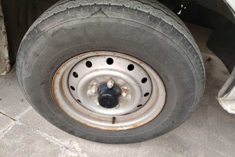 Used Jinbei Hiace 2011 2.0L 5th Generation Kuaiyunwang Standard Version 4G20B Right Front Wheel Hub