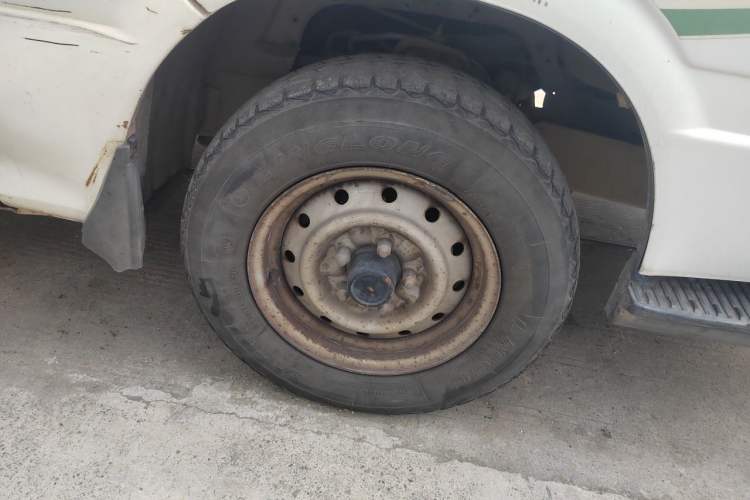 Used Jinbei Hiace 2011 2.0L 5th Generation Kuaiyunwang Standard Version 4G19 Right Front Wheel Hub