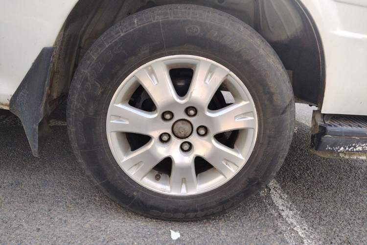 Used Jinbei Hiace 2011 2.0L 5th Generation Xiangyun Comfort Version 4G20D4B Right Front Wheel Hub