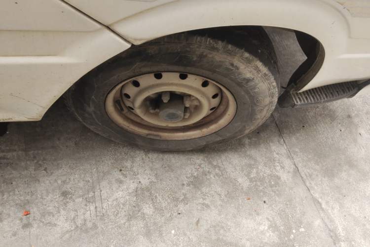 Used Jinbei Hiace 2011 2.0L 5th Generation Kuaiyunwang Standard Version 4G20B Right Front Wheel Hub