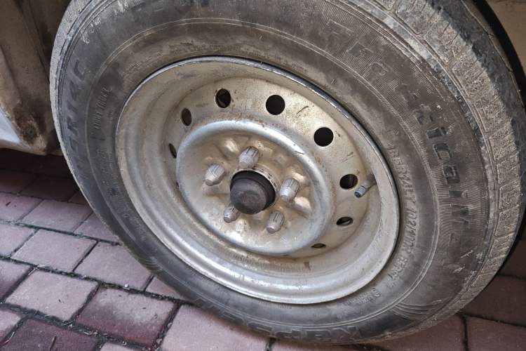 Used Jinbei Hiace 2011 2.0L 5th Generation Kuaiyunwang Comfort Z-Type 4G19 Right Front Wheel Hub