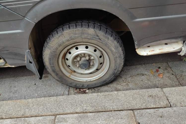 Used Jinbei Hiace 2011 2.0L Fifth-Generation Kuaiyunwang Comfort Type K 4G20B Right Front Wheel Hub