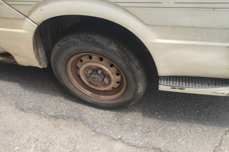 Used Jinbei Hiace 2011 2.0L 5th Generation Kuaiyunwang Standard Version 4G19 Right Front Wheel Hub