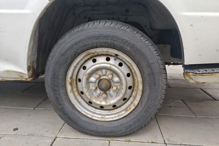 Used Jinbei Hiace 2011 2.0L 5th Generation Kuaiyunwang Standard Version 4G19 Right Front Wheel Hub