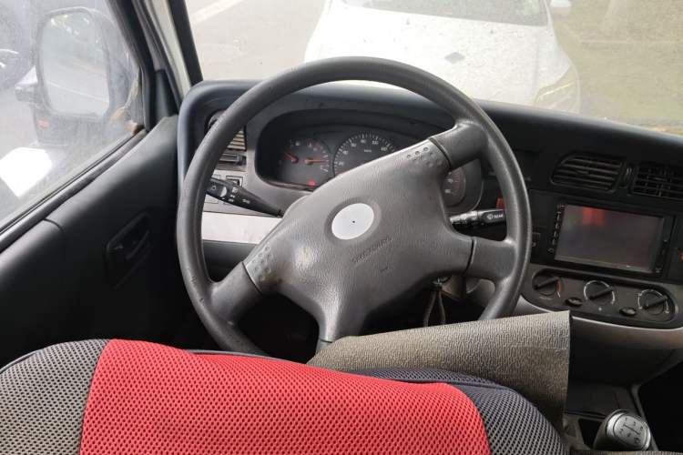 Used Jinbei Hiace 2011 2.0L 5th Generation Kuaiyunwang Standard Version 4G19 Steering Wheel