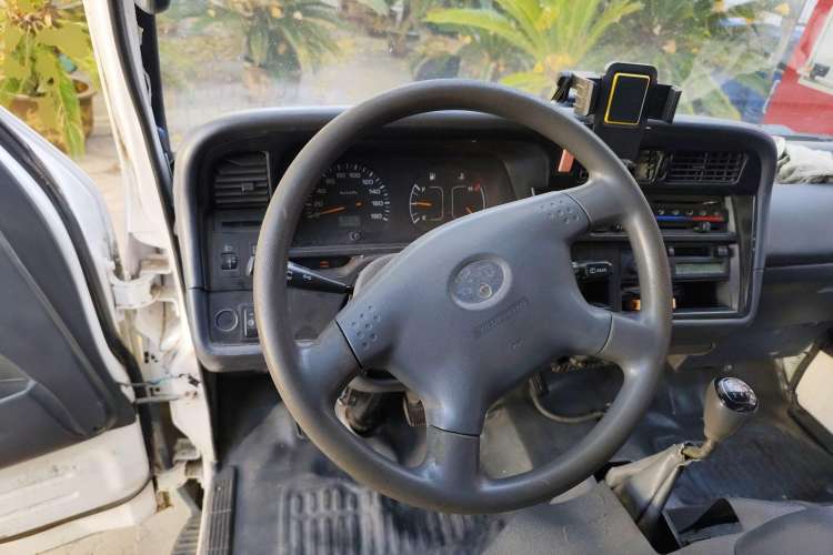Used Jinbei Hiace 2011 2.0L Fifth-Generation Kuaiyunwang Standard Version 4G21B Steering Wheel