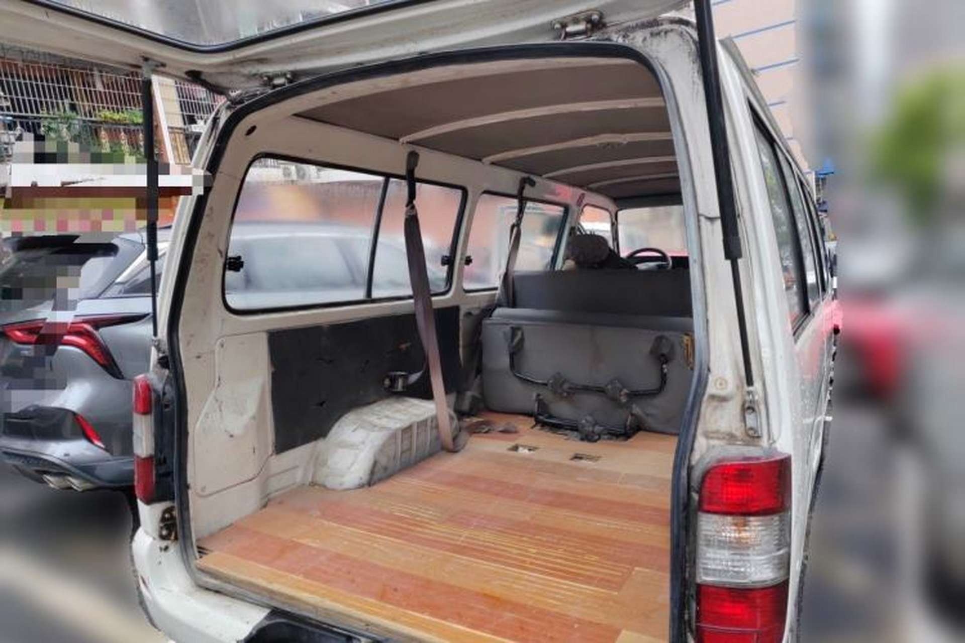 Used Jinbei Hiace 2011 2.0L 5th Generation Kuaiyunwang Comfort Z-Type 4G19 Trunk