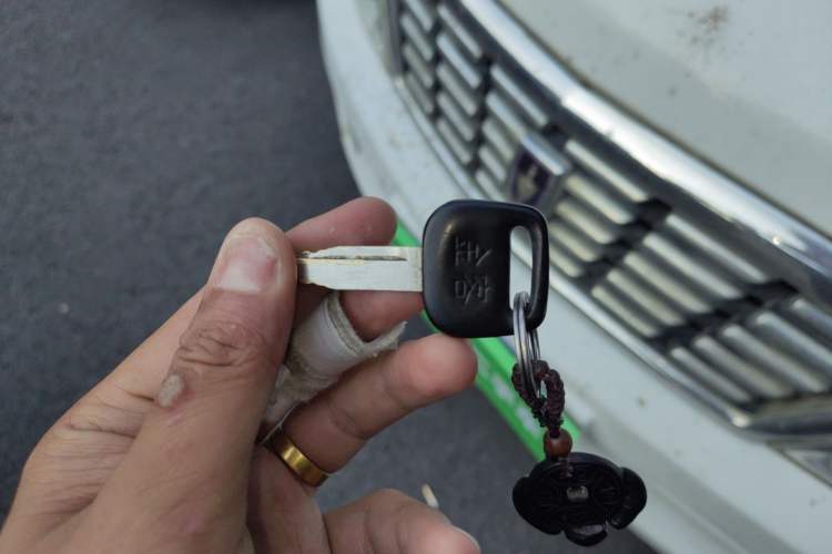 Used Jinbei Hiace 2011 2.0L 5th Generation Kuaiyunwang Standard Version 4G19 Vehicle Key
