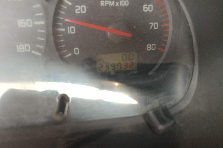 Used Jinbei Hiace 2011 2.0L Sixth-Generation Classic Standard 4G20D4B Odometer Close Up