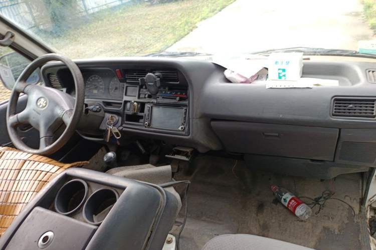 Used Jinbei Hiace 2014 2.0L Fifth-Generation Xiangyun Comfort Type 1 4G21C Center Console