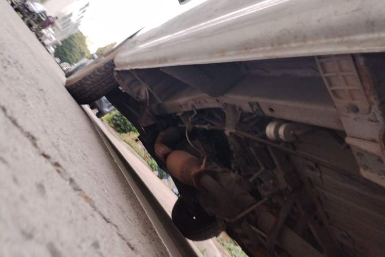 Used Jinbei Hiace 2014 2.0L 5th-Gen Power King Comfort Version V19 Chassis Rear Left