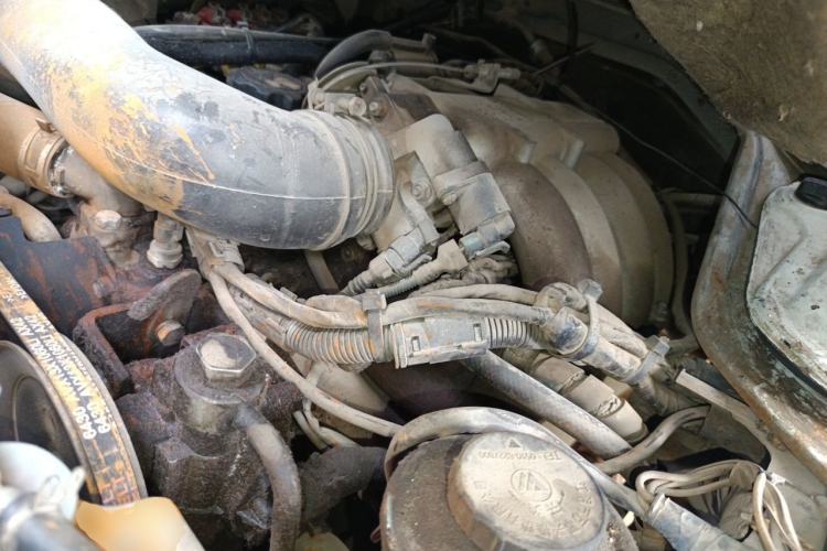 Used Jinbei Hiace 2014 2.0L Fifth-Generation Xiangyun Comfort Type 1 4G21C Engine Bay