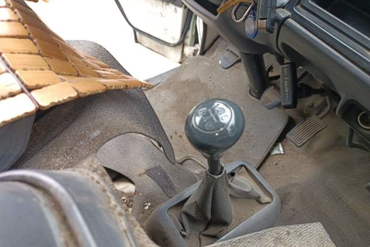 Used Jinbei Hiace 2014 2.0L Fifth-Generation Xiangyun Comfort Type 1 4G21C Gear Lever