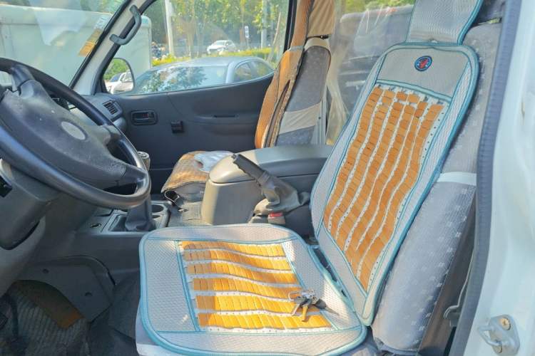 Used Jinbei Hiace 2014 2.0L Fifth-Generation Xiangyun Comfort Type 1 4G20C Left Front Seat