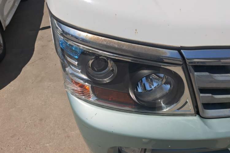 Used Jinbei Hiace 2014 2.0L Fifth-Generation Xiangyun Comfort Type 1 4G20C Right Front Headlight