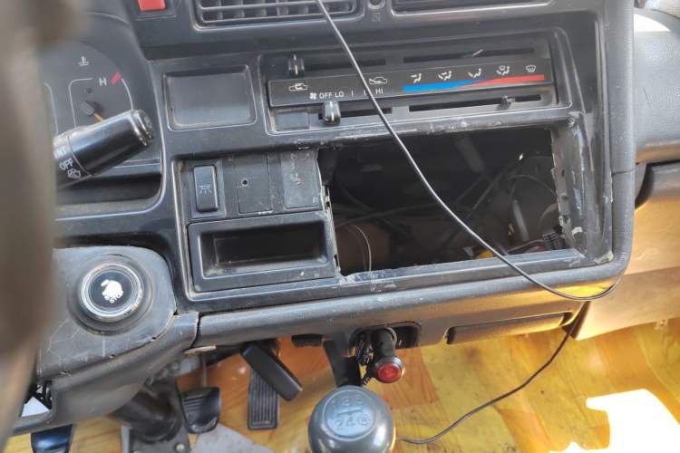 Used Jinbei Hiace 2014 2.0L Fifth-Generation Xiangyun Comfort Type 1 4G20C Audio And AC Panel