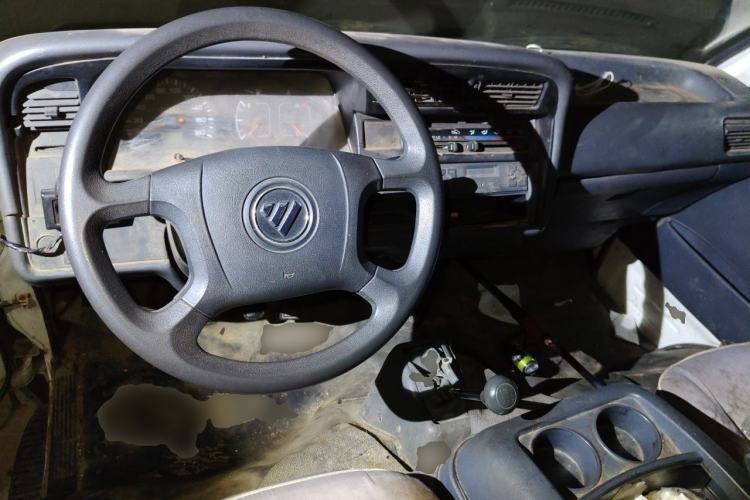 Used Jinbei Hiace 2014 2.0L Fifth-Generation Xiangyun Comfort Type 1 4G20C Center Console