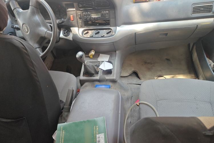 Used Jinbei Hiace 2014 2.0L Fifth-Generation Xiangyun Comfort Type 1 4G21C Center Console