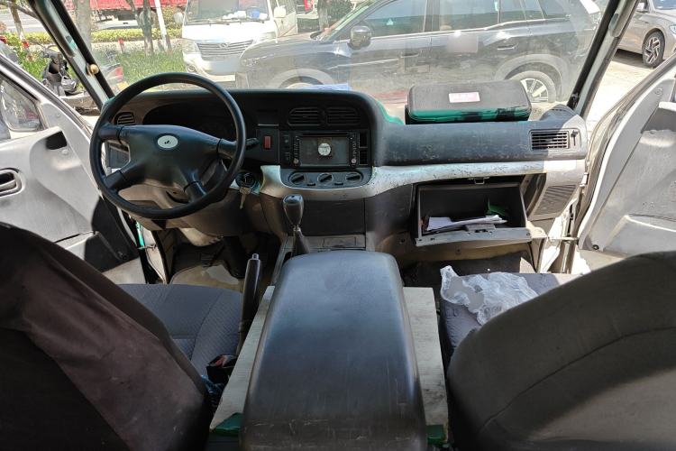 Used Jinbei Hiace 2014 2.0L Fifth-Generation Xiangyun Comfort Type 1 4G20C Center Console