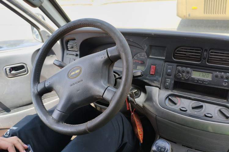 Used Jinbei Hiace 2014 2.0L 5th Generation Kuaiyunwang Business Version 4G19 Center Console