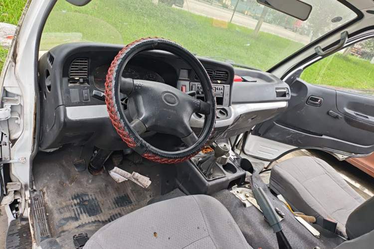 Used Jinbei Hiace 2014 2.0L Fifth-Generation Xiangyun Comfort Type 1 4G21C Center Console