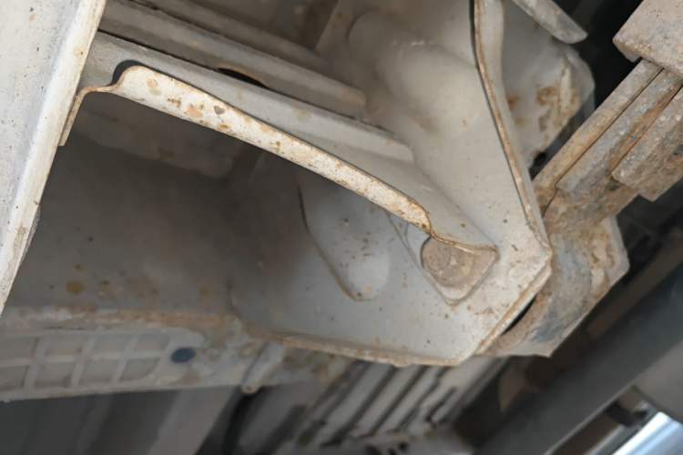 Used Jinbei Hiace 2014 2.0L Fifth-Generation Xiangyun Comfort Type 1 4G20C Chassis Rear Left