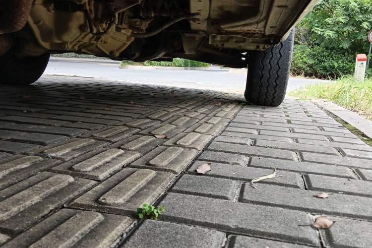 Used Jinbei Hiace 2014 2.0L Fifth-Generation Xiangyun Comfort Type 1 4G20C Chassis Rear Right