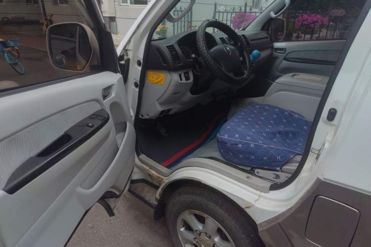 Used Jinbei Hiace 2014 2.0L Luxury Version V19 Driver Seat