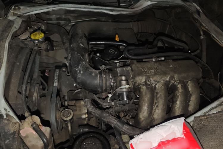 Used Jinbei Hiace 2014 2.0L 5th-Gen Power King Comfort Version V19 Engine Bay
