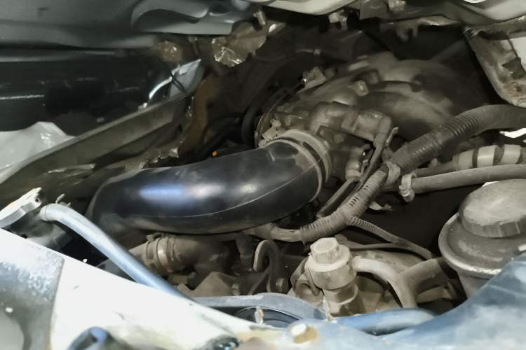 Used Jinbei Hiace 2014 2.0L Fifth-Generation Power King Classic V19 Engine Bay