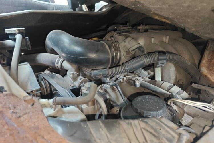 Used Jinbei Hiace 2014 2.0L Fifth-Generation Xiangyun Comfort Type 1 4G21C Engine Bay