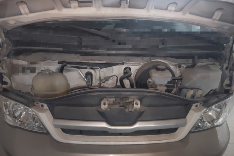 Used Jinbei Hiace 2014 2.0L Luxury Version V19 Engine Bay