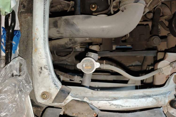 Used Jinbei Hiace 2014 2.0L Fifth-Generation Xiangyun Comfort Type 1 4G20C Engine Bay Left
