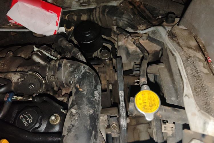 Used Jinbei Hiace 2014 2.0L 5th-Gen Power King Comfort Version V19 Engine Bay Left