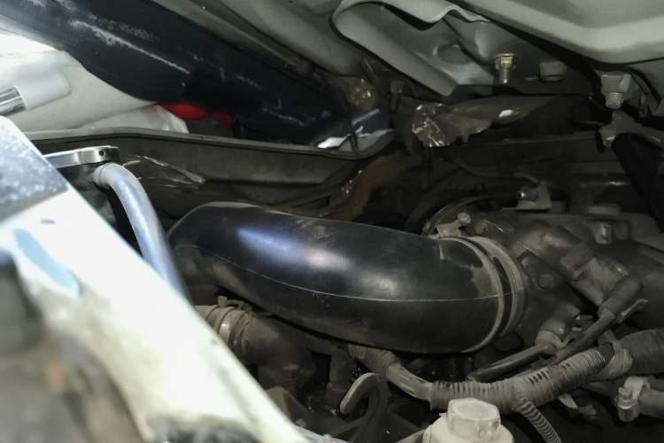 Used Jinbei Hiace 2014 2.0L Fifth-Generation Power King Classic V19 Engine Bay Left
