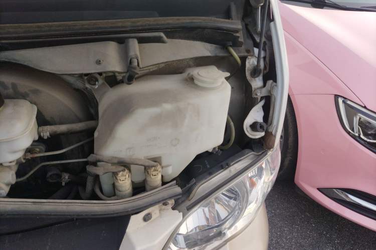 Used Jinbei Hiace 2014 2.0L Comfort Version V19 Engine Bay Left
