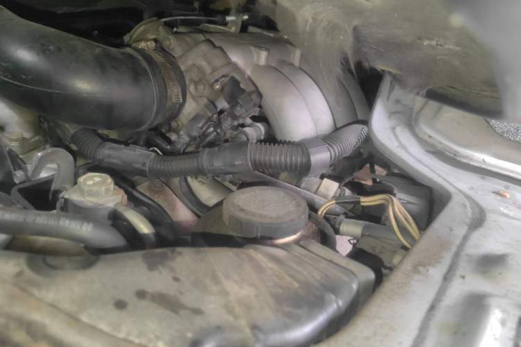 Used Jinbei Hiace 2014 2.0L Fifth-Generation Power King Classic V19 Engine Bay Left