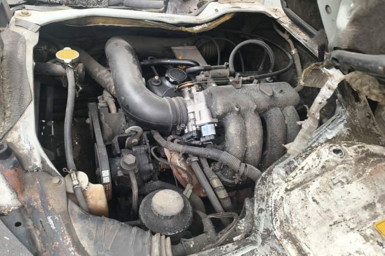 Used Jinbei Hiace 2014 2.0L Fifth-Generation Power King Classic V19 Engine Bay Left