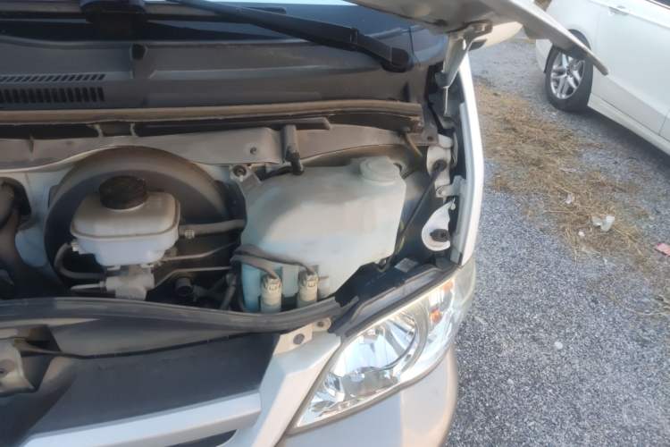 Used Jinbei Hiace 2014 2.2L Luxury Version V22 Engine Bay Left