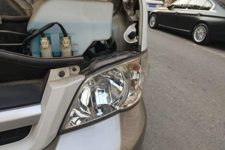 Used Jinbei Hiace 2014 2.2L Luxury Version V22 Engine Bay Left