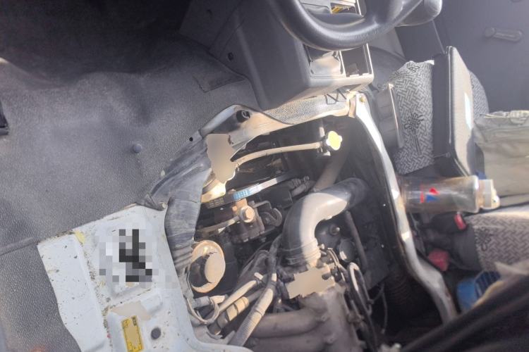 Used Jinbei Hiace 2014 2.0L 5th Generation Kuaiyunwang Business Version 4G19 Engine Bay