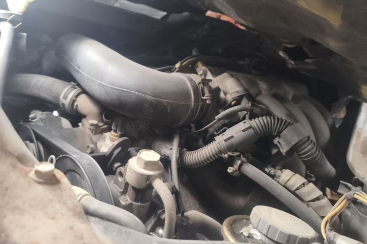 Used Jinbei Hiace 2014 2.0L Fifth-Generation Xiangyun Comfort Type 1 4G20C Engine Bay