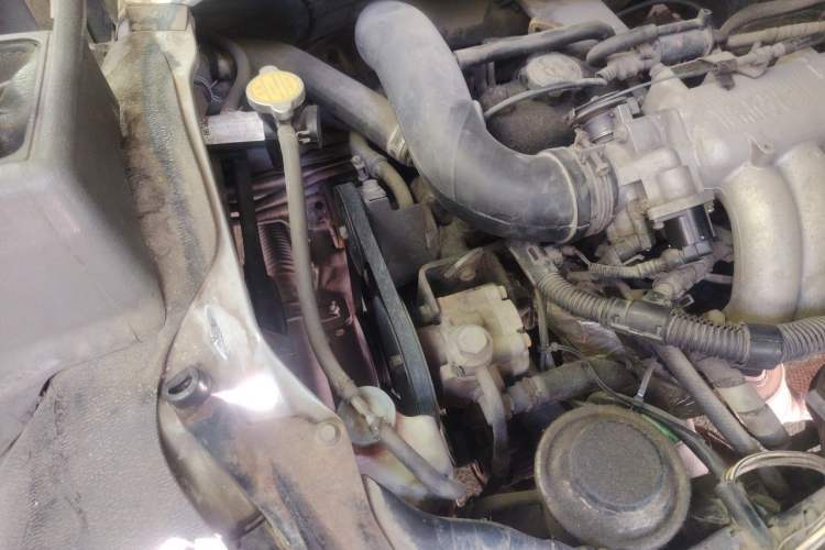 Used Jinbei Hiace 2014 2.0L Fifth-Generation Xiangyun Comfort Type 1 4G20C Engine Bay Right