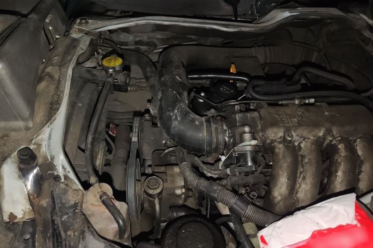 Used Jinbei Hiace 2014 2.0L 5th-Gen Power King Comfort Version V19 Engine Bay Right