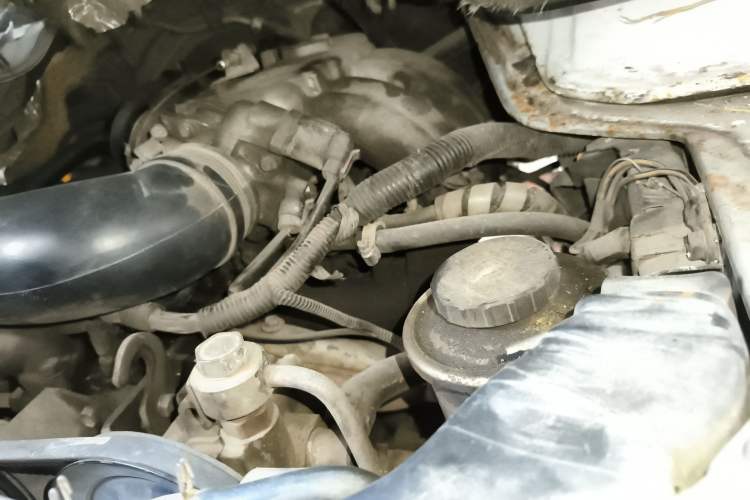 Used Jinbei Hiace 2014 2.0L Fifth-Generation Power King Classic V19 Engine Bay Right