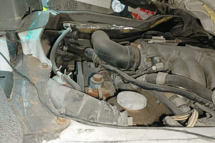 Used Jinbei Hiace 2014 2.0L Fifth-Generation Xiangyun Comfort Type 1 4G21C Engine Bay Right