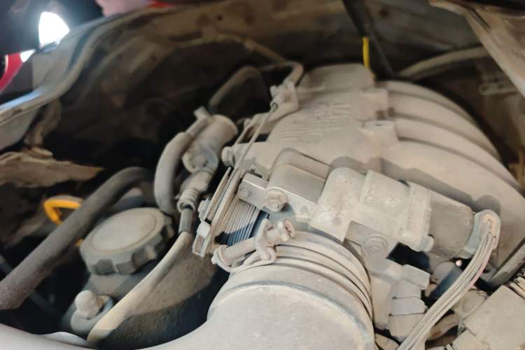 Used Jinbei Hiace 2014 2.0L Fifth-Generation Xiangyun Comfort Type 1 4G20C Engine Bay Right