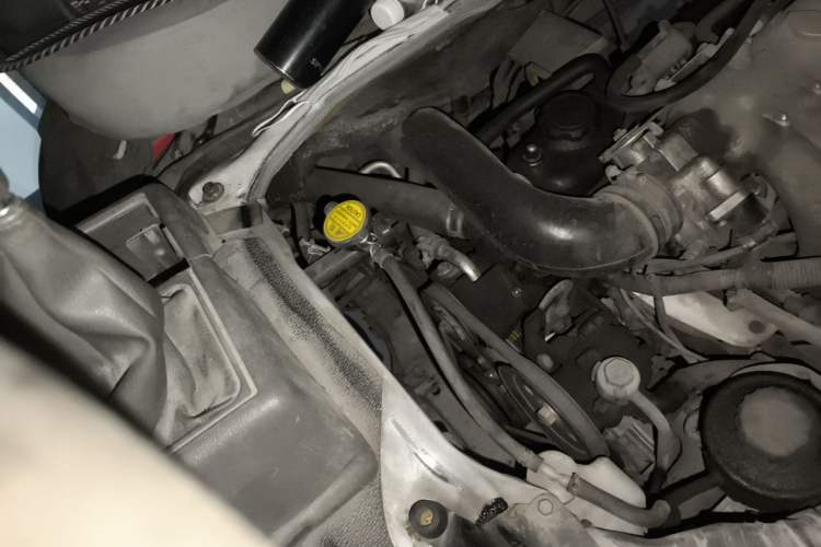 Used Jinbei Hiace 2014 2.0L 5th Generation Kuaiyunwang Business Version 4G19 Engine Bay Right