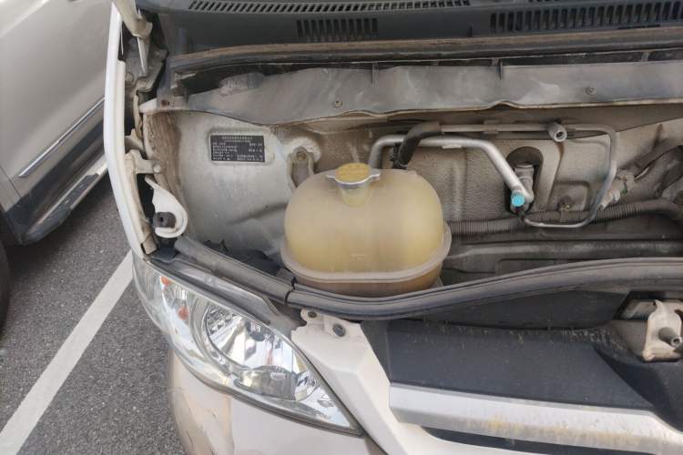 Used Jinbei Hiace 2014 2.0L Comfort Version V19 Engine Bay Right