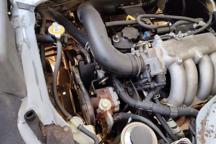 Used Jinbei Hiace 2014 2.0L 5th Generation Kuaiyunwang Business Version 4G21B Engine Bay Right